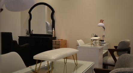 Espacio elegante en Art Beauty, Ciudad De Guatemala, GT, con tocador moderno y sillas cómodas.
