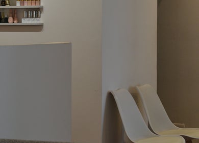 Sala de espera elegante en Art Beauty, Ciudad De Guatemala, Guatemala, GT con sillas modernas.