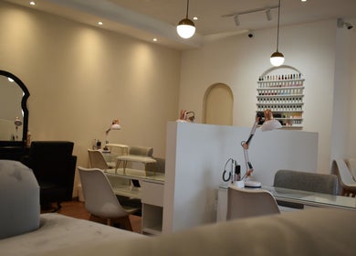 Interior moderno de Art Beauty en Ciudad De Guatemala, GT, mostrando estaciones de belleza.