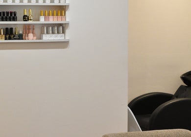 Interior de Art Beauty con estantes de productos y silla de salón en Ciudad De Guatemala, Guatemala, GT.