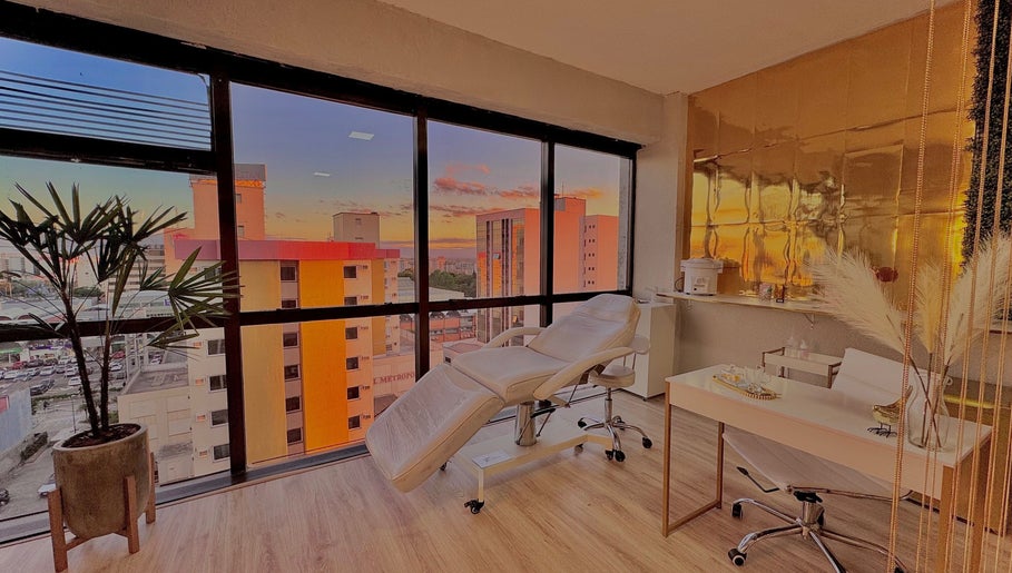 Interior elegante da Nicole Charão Beauty & Clinic com vista para o pôr do sol em Rio Grande Do Sul, BR.