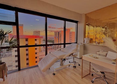 Interior elegante da Nicole Charão Beauty & Clinic com vista para o pôr do sol em Rio Grande Do Sul, BR.
