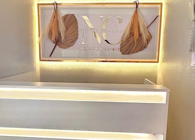 Recepção iluminada da Nicole Charão Beauty & Clinic em Rio Grande Do Sul, Brasil.