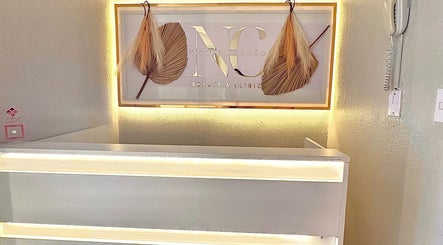 Recepção iluminada da Nicole Charão Beauty & Clinic em Rio Grande Do Sul, Brasil.