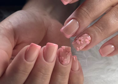 Ongles élégants avec fleurs roses à Onglerie Eugénia’s Nails, Moudon, Vaud, CH.
