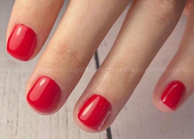 Ongles rouges impeccables réalisés chez Onglerie Eugénia’s Nails, Moudon, Vaud, CH.