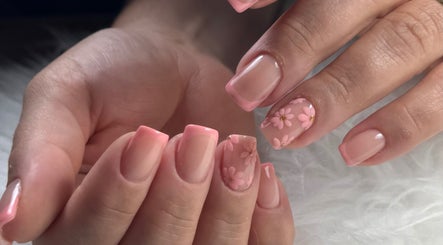 Nail art floral rose chez Onglerie Eugénia’s Nails, Moudon, Vaud, CH, offrant des designs élégants et féminins.
