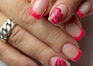 Design d'ongles rouges et cœur à Onglerie Eugénia’s Nails, Moudon, Vaud, CH.