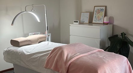 Relaxing treatment room at Peachy Lash Bar, Ballajura, Western Australia, AU with a plush pink blanket.