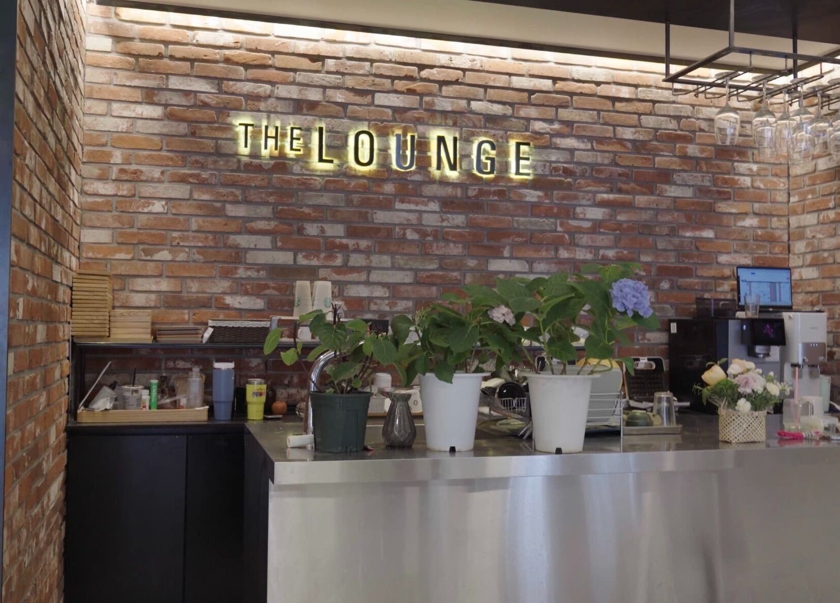 Interior of The Lounge at 준오헤어 압구정로데오１호점 in 서울특별시, 서울특별시, KR with brick walls.