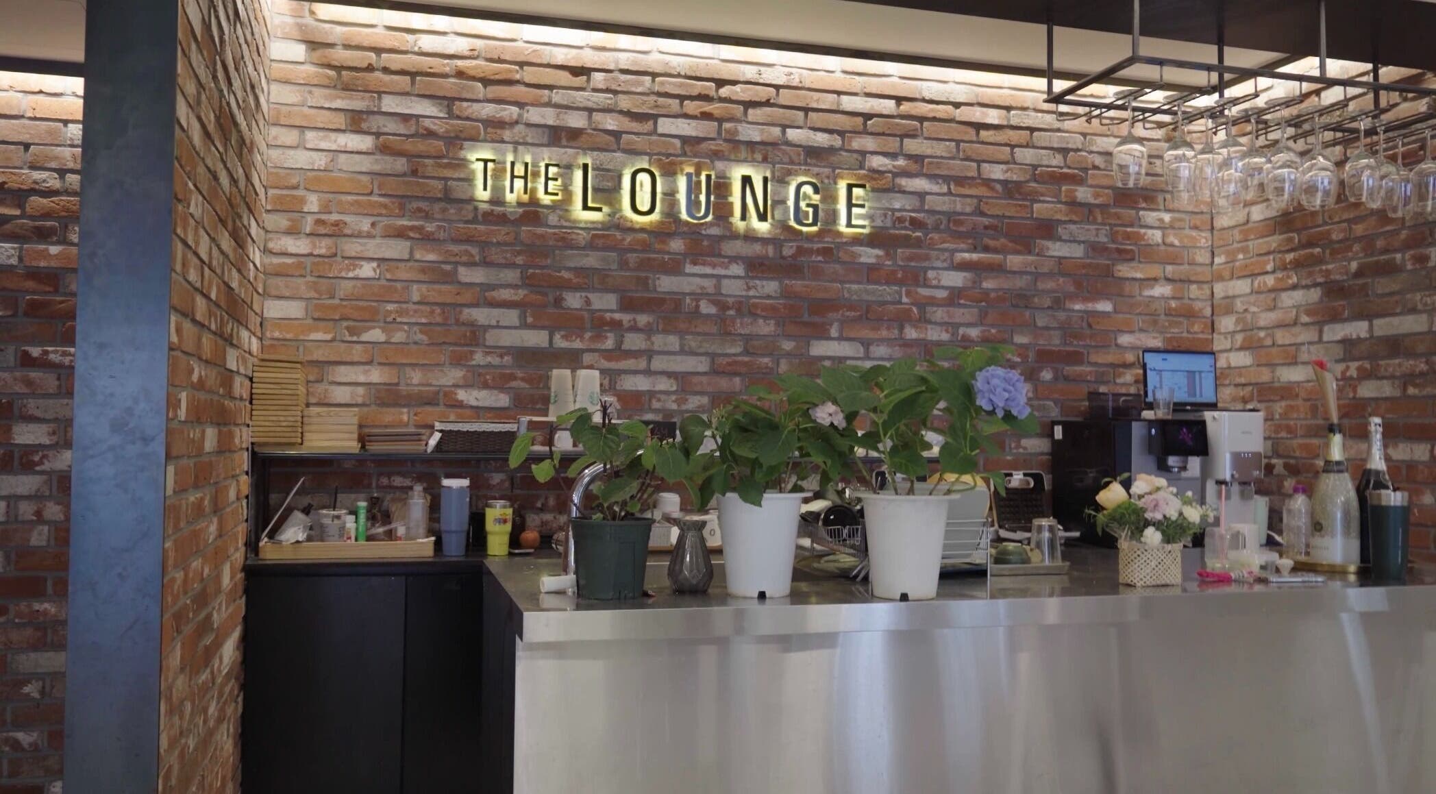 Interior of The Lounge at 준오헤어 압구정로데오１호점 in 서울특별시, 서울특별시, KR with brick walls.