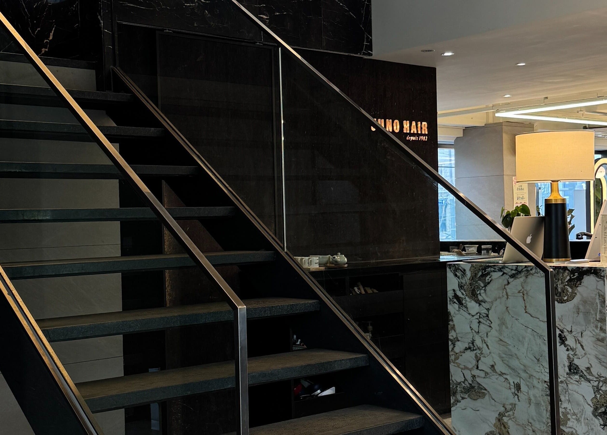 Sleek staircase and reception at 준오헤어 압구정로데오１호점, 서울특별시, KR.