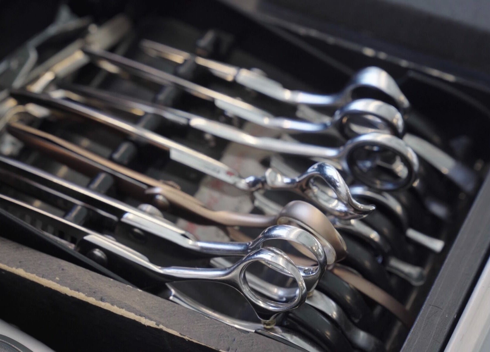 Professional haircutting shears at 준오헤어 압구정로데오１호점, 서울특별시, KR reflect quality hair styling.