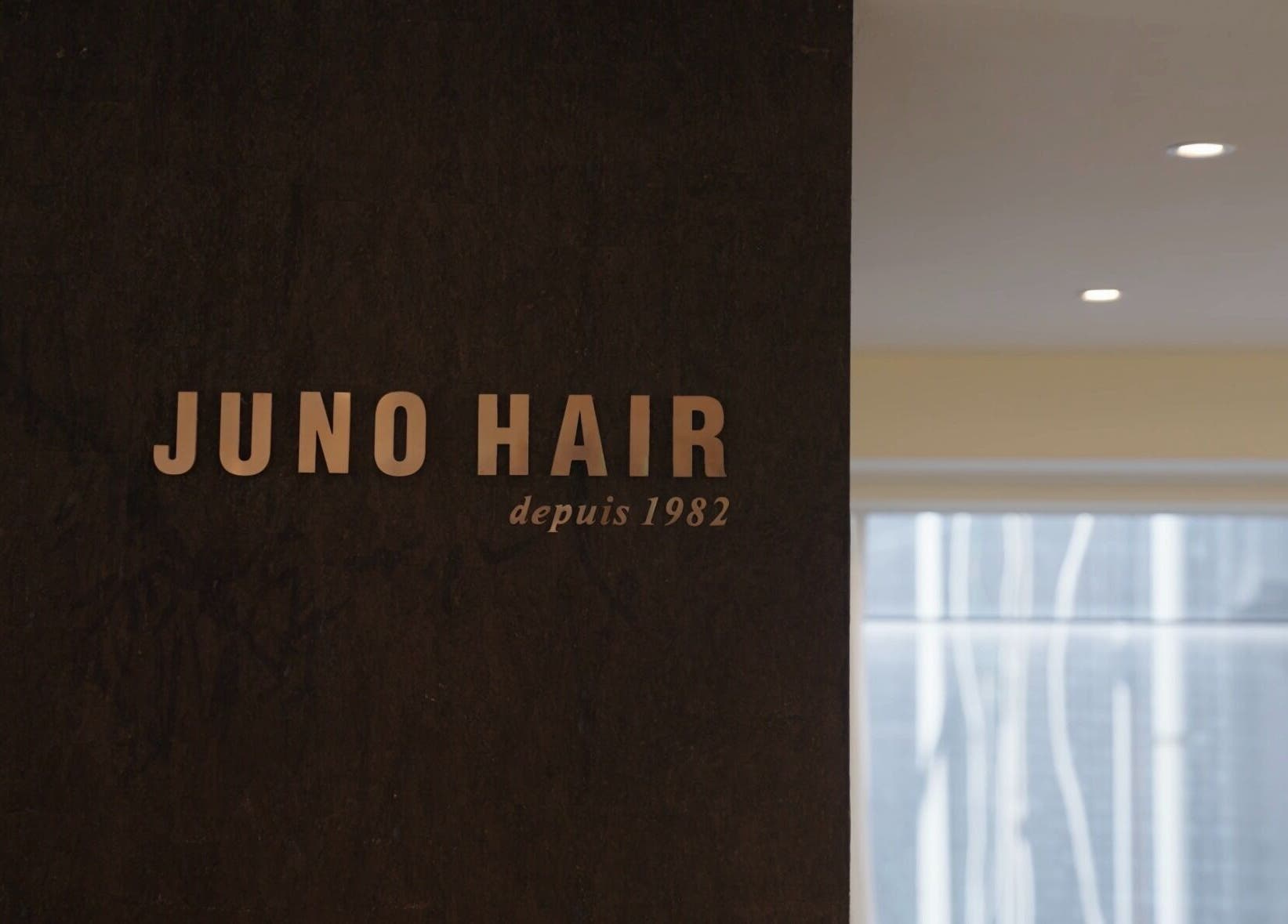 JUNO HAIR logo on textured wall at 준오헤어 압구정로데오１호점, 서울특별시, 서울특별시, KR.