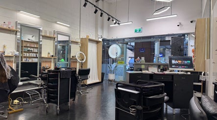 Moz Hair Lounge (CBD) изображение 3