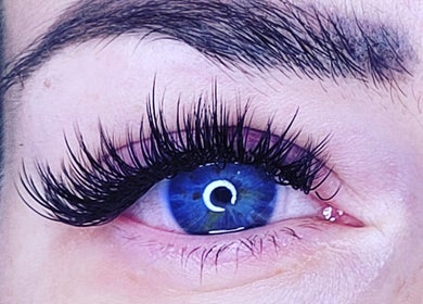 Nahaufnahme von blauen Augen mit langen Wimpern bei DiLashes Dresden, Dresden, Sachsen, DE.