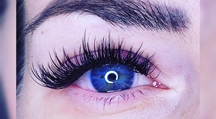 Nahaufnahme von blauen Augen mit langen Wimpern bei DiLashes Dresden, Dresden, Sachsen, DE.