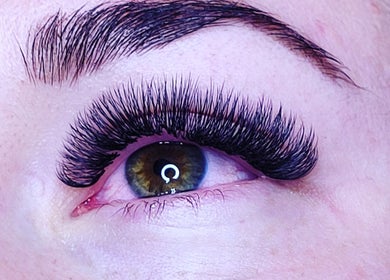 Nahaufnahme von üppigen Wimpern bei DiLashes Dresden, gepflegt in Dresden, Sachsen, DE.