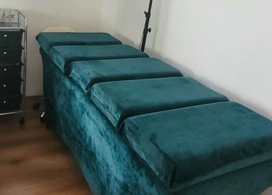 Behandlungsliege bei DiLashes Dresden, luxuriös gepolstert in Dresden, Sachsen, DE.