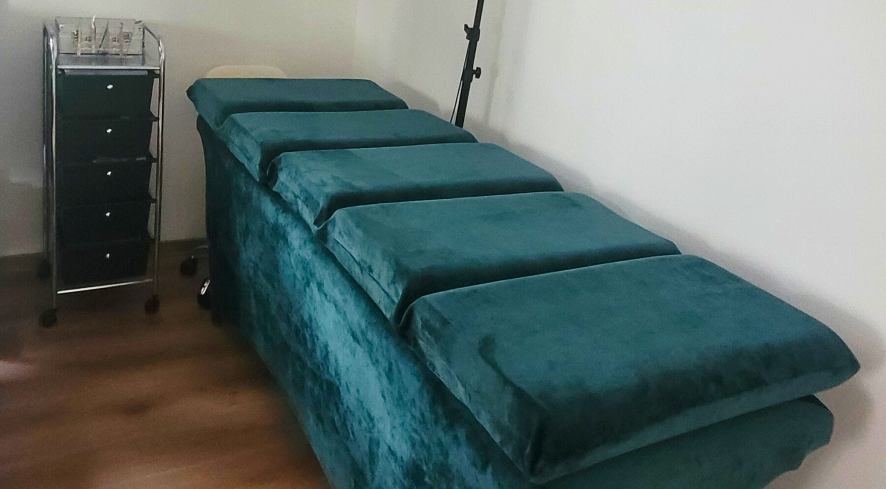 Luxuriöse Behandlungsliege bei DiLashes Dresden, eleganter Samt, Dresden, Sachsen, DE.