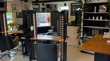 Moderne kappersstoel en spiegel in Hair Look, Amsterdam, Noord-Holland, NL.