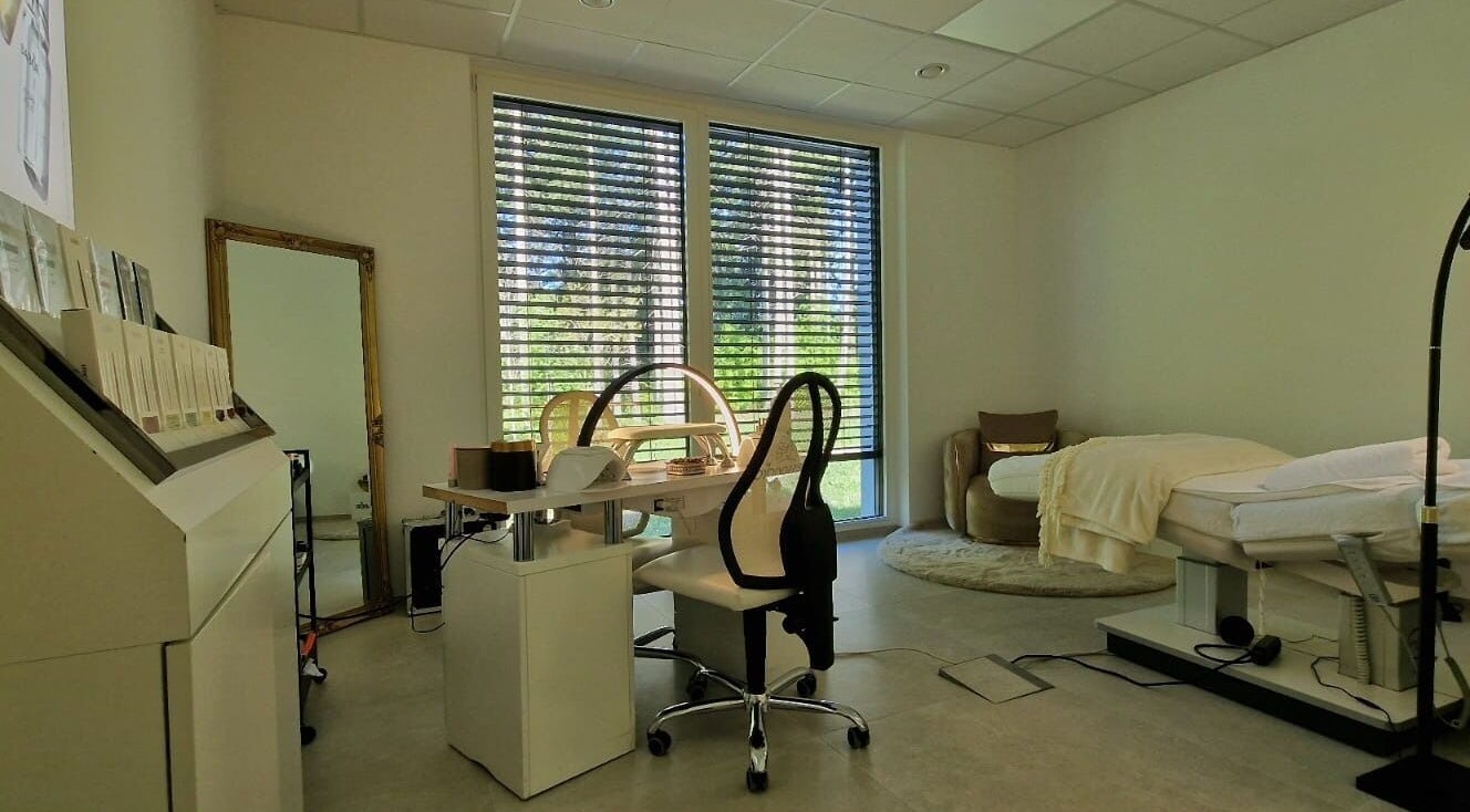 Innenraum von Claudia Maraite - La Maison Derma in Kanton Clerf, Kanton Clerf, LU, mit modernem Behandlungsraum.