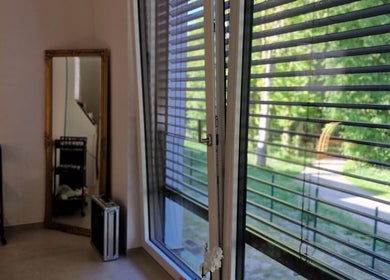 Elegantes Zimmer bei Claudia Maraite - La Maison Derma, Kanton Clerf, LU mit großem Spiegel und Aussicht.