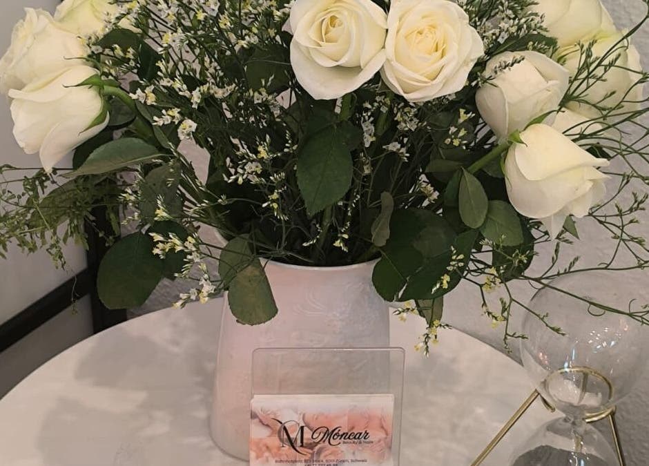 Ein eleganter Strauß weißer Rosen bei Moncar Beauty & Nails, Zürich, Zürich, CH verleiht Eleganz und Stil.