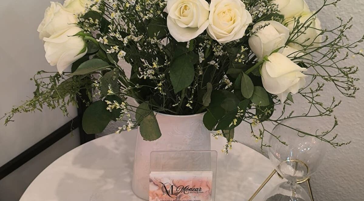 Ein eleganter Strauß weißer Rosen bei Moncar Beauty & Nails, Zürich, Zürich, CH verleiht Eleganz und Stil.