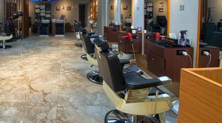 Modern salon at The Comb Salon, Cairo Governorate, EG featuring sleek chairs and elegant decor.