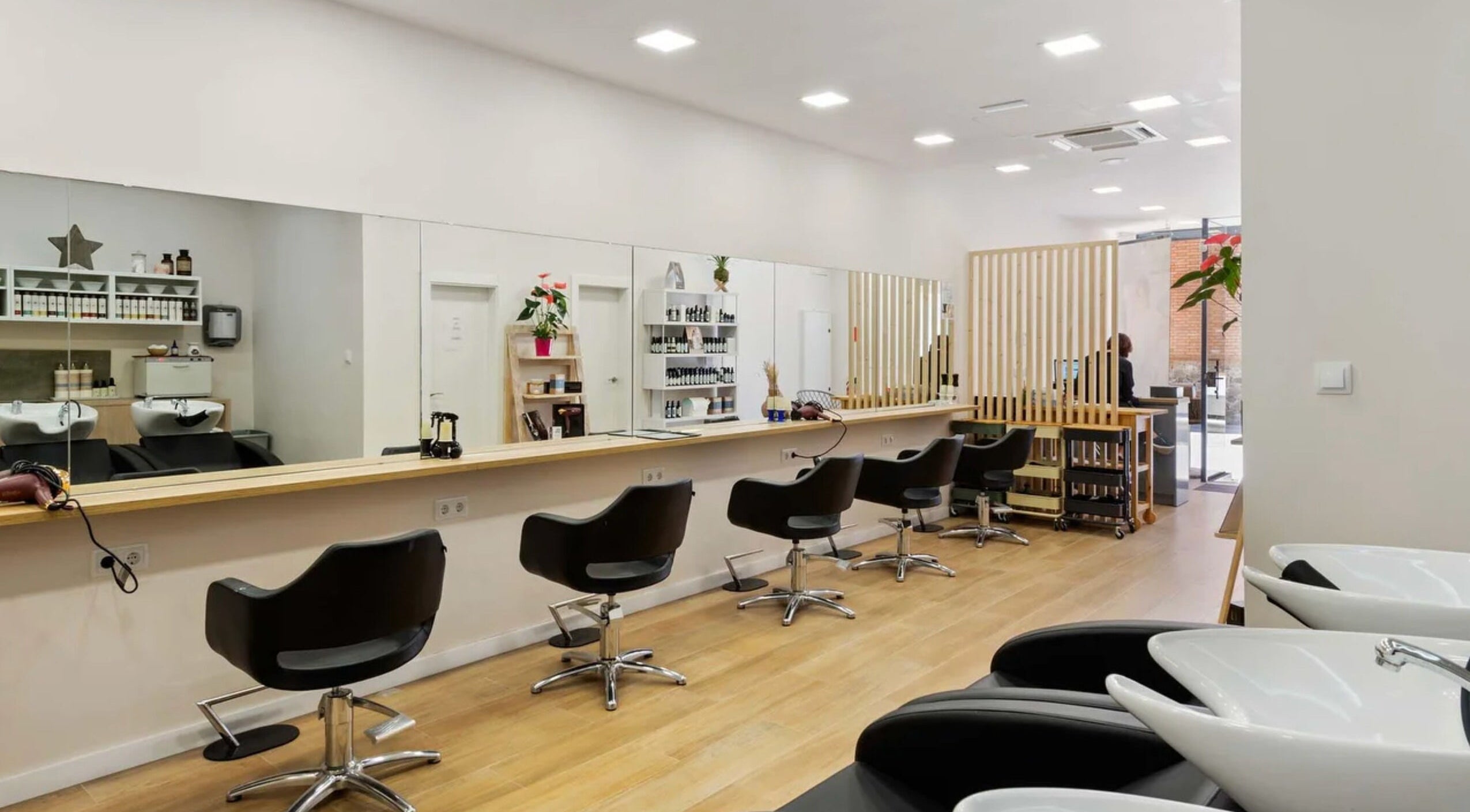 Salón moderno en Elma Redó, L'hospitalet De Llobregat, Catalunya, ES, con sillas y espejos elegantes.