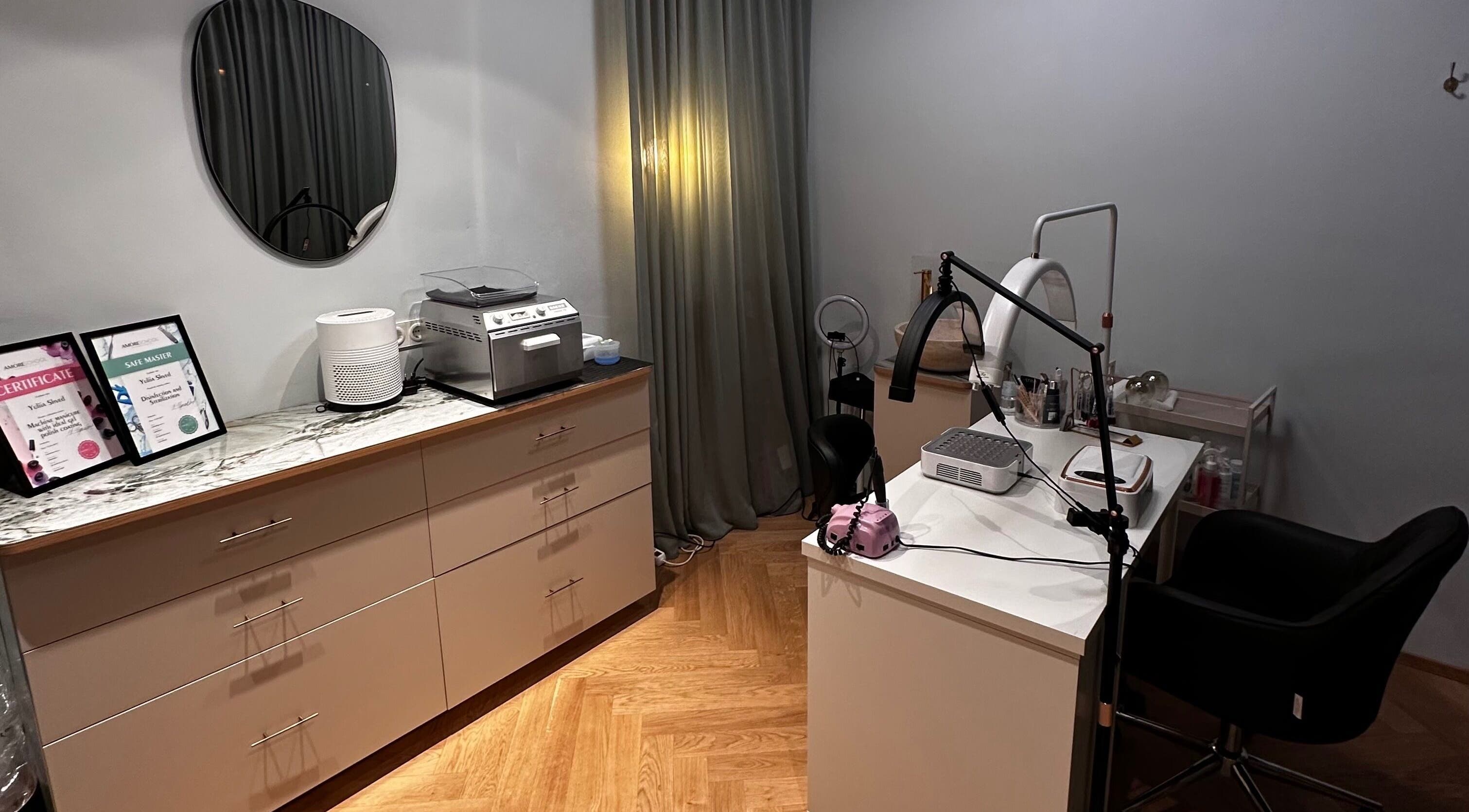 Стильний інтер'єр Nails by Shved в Ерлангені, зручне робоче місце для клієнтів.