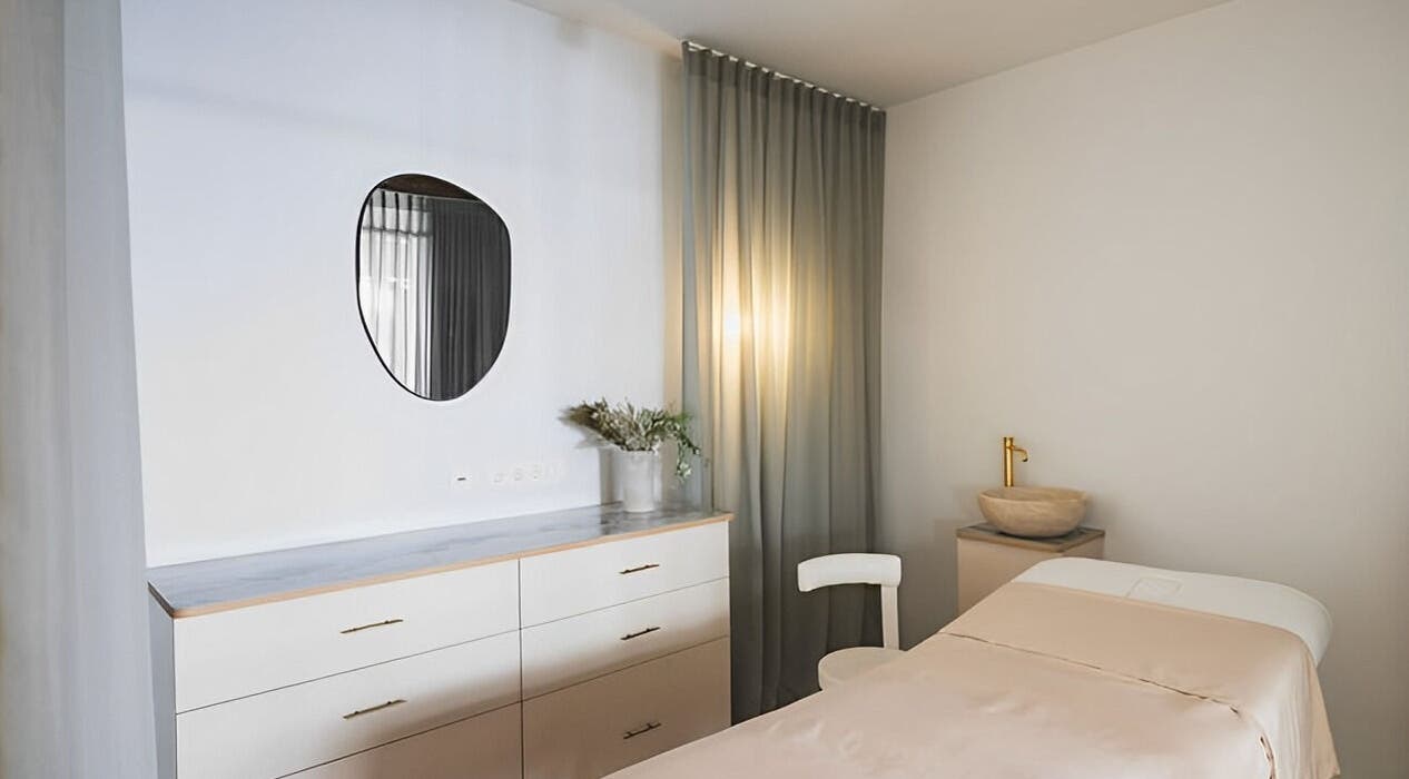 Розкішний інтер'єр Nails by Shved в Ерлангені, Ерланген, DE. Бежеве спа-ліжко з дзеркалом.