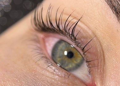 Близкий план ресниц после процедур в YH Lashes & Beauty, Мюнхен, Бавария, DE.