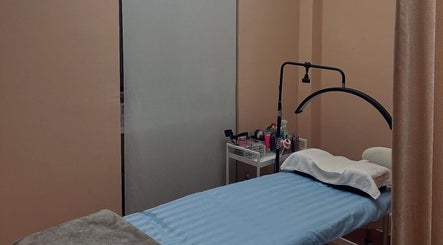 Комната для процедур в YH Lashes & Beauty, München, Bayern, DE, с уютной кушеткой для клиента.