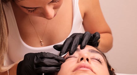 Estética em ação no Karelys Beauty Concept, Braga, Braga, PT: tratamento de sobrancelhas.