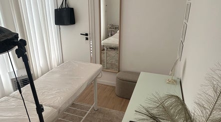 Sala de tratamento em Karelys Beauty Concept, Braga, Braga, PT, com cama de estética e decoração minimalista.