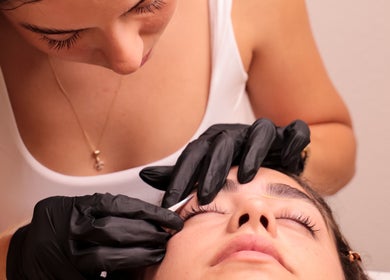Profissional cuida de sobrancelhas na Karelys Beauty Concept, Braga, Braga, PT.
