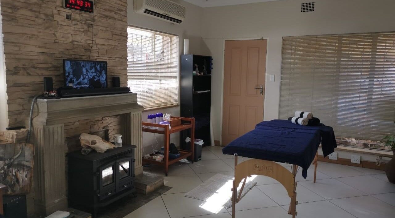 Comfortable treatment room at Fellas Grooming Horison, Roodepoort, Gauteng, ZA with massage table and calm decor.