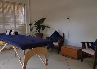 Relaxing spa room at Fellas Grooming Horison, Roodepoort, Gauteng, ZA with massage table and cozy seating.