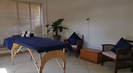 Relaxing spa room at Fellas Grooming Horison, Roodepoort, Gauteng, ZA with massage table and cozy seating.