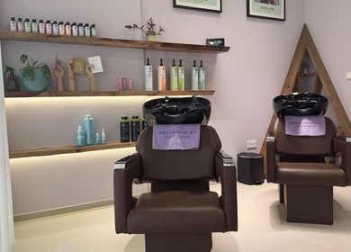 Stylish hairwash station at Lavender Moon Ladies Salon, Dubai, AE showcasing luxury haircare products.