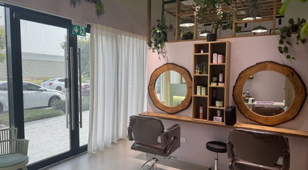 Interior of Lavender Moon Ladies Salon in Dubai, AE with stylish mirrors and seating.
