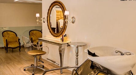 Moderno salón de belleza en Francisco Peluqueros, Palma, Illes Balears, ES con decoración elegante y lavabo blanco.