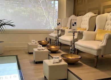 Zona de spa en Francisco Peluqueros, Palma, Illes Balears, ES, con elegantes sillones y fuentes para pedicura.