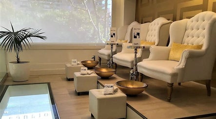 Zona de spa en Francisco Peluqueros, Palma, Illes Balears, ES, con elegantes sillones y fuentes para pedicura.