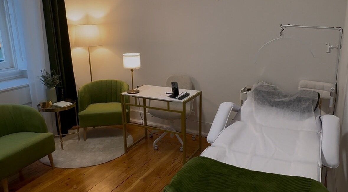 Sala de tratamento relaxante no Chosen Beauty, Lisboa, Lisboa, PT, com poltronas verdes e mesa de trabalho.