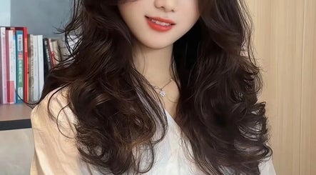 Elegant long, wavy hairstyle at NǐĦǎo Pisces Nails Hair Beauty唐人美发, L-imsida, MT.