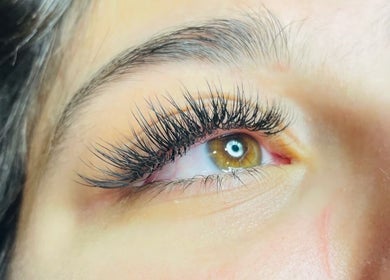 Close-up of perfectly styled lashes at NǐĦǎo Pisces Nails Hair Beauty唐人美发, L-imsida, MT.