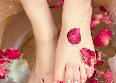 Foot soak with rose petals at NǐĦǎo Pisces Nails Hair Beauty唐人美发, L-imsida, MT for a serene spa experience.